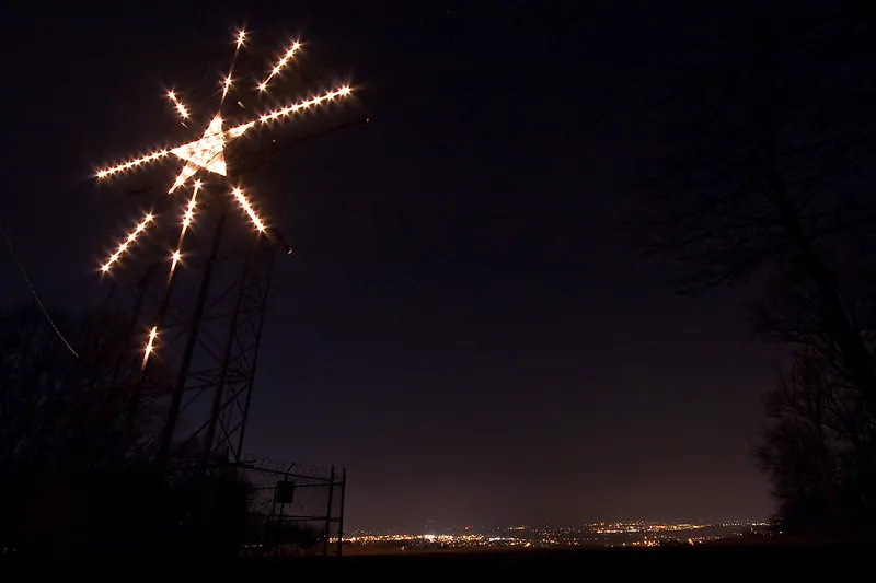 Standing 100 feet tall, the Christmas Star overlooks the little town of Bethlehem, Pennsylvania (aka “Christmas City, USA”).?w=200&h=150