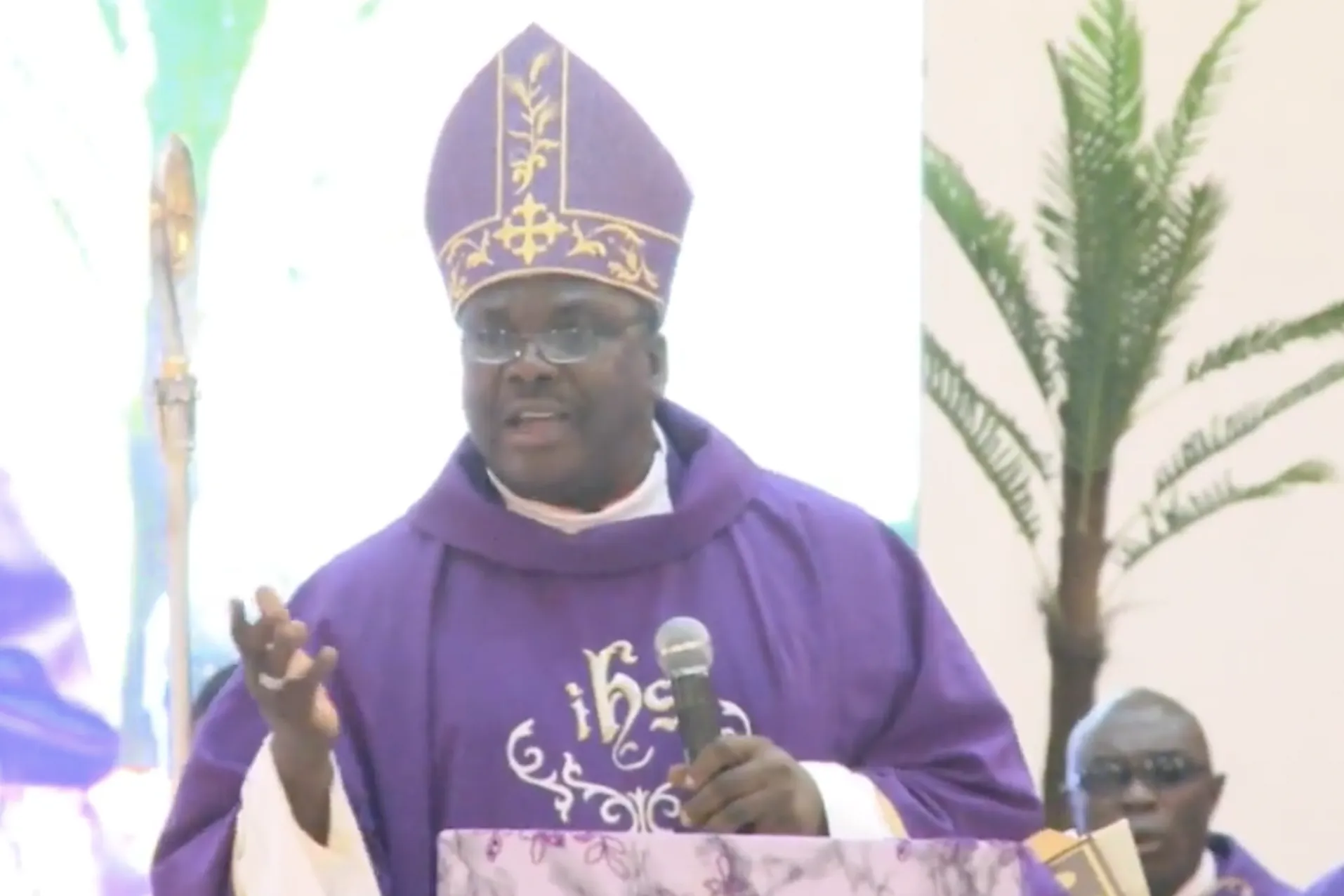 Bishop Emmanuel Badejo of Oyo preaches the homily at the funeral of the Owo Pentecost massacre victims, June 17, 2022.?w=200&h=150