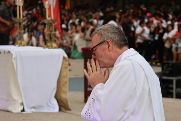 Bishop Robert Barron prays at a World Youth Day gathering in Lisbon, Portugal, Aug. 2, 2023. The event, hosted by the U.S. bishops’ conference, featured a talk by the Winona-Rochester, Minnesota, prelate and culminated in a eucharistic procession and Holy Hour. Credit: Nuria Chiccon/EWTN News
