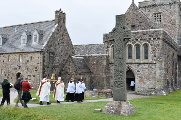 Pilgrims traveled on foot and by ferry from the Scottish west coast, across the Isle of Mull, and to Iona Abbey. The group celebrated Mass at the ruins of Iona Nunnery, a Benedictine convent founded in the 13th century. They then held a procession to Iona Abbey, rebuilt in the 20th century at the site of St. Columba’s community. Sancta Familia Media