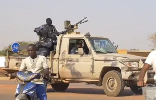 Burkinabé soldiers patrol in Ouagadougou after the January 2022 coup. VOA News (public domain)