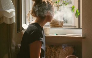 A smoker in Leipzig, Germany. (Photo from 2018.) Credit: Tobias Tullius / Unsplash (CC0))