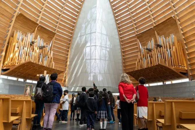 Students from St. Anthony Catholic School in Oakland, California, visit the Cathedral of Christ the Light in Oakland.?w=200&h=150