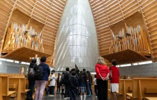 Students from St. Anthony Catholic School in Oakland, California, visit the Cathedral of Christ the Light in Oakland. Credit: Facebook of St. Anthony Catholic School