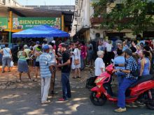 People queue to buy food in Havana on March 27, 2024. Claims of lack of food coupled with long blackouts, which affected almost the entire Cuban population in recent weeks, led hundreds of people to demonstrate on March 17 in at least four cities in the country, in the largest protests recorded since the historic anti-government marches of July 11, 2021.