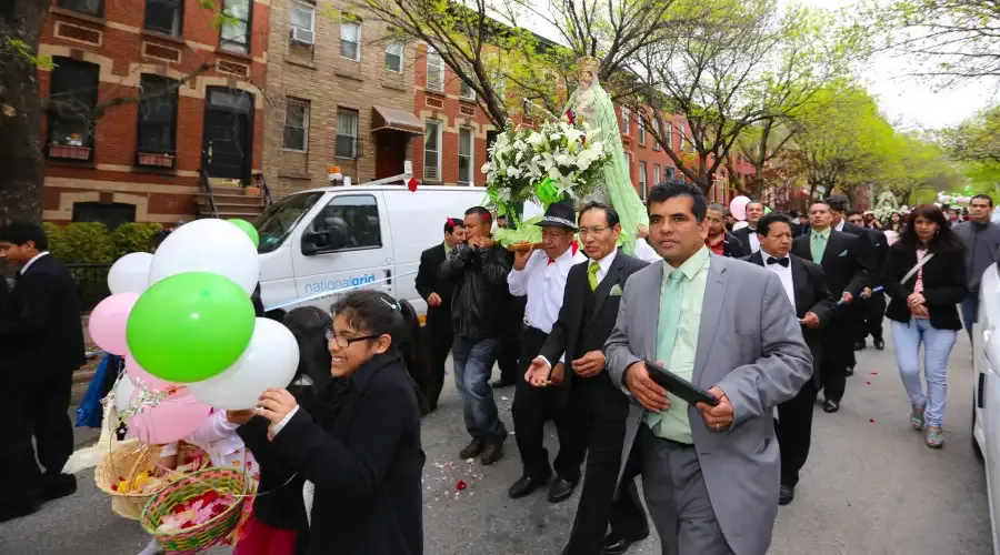 Faithful Catholics hold a procession in New York to honor the Virgin of the Clouds, venerated in Ecuador and Peru.?w=200&h=150