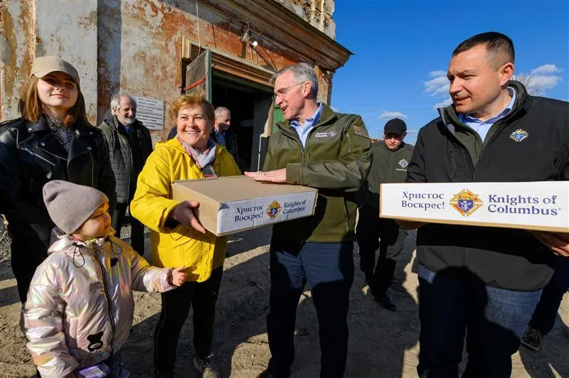 Supreme Knight Patrick E. Kelly, center, and Ukraine State Deputy Youriy Maletskiy give out Easter care packages to Ukrainian refugees in Rava-Ruska, Poland, in April 2022.?w=200&h=150