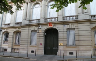 The front of the Chinese embassy in Paris, France Pymouss|Wikimedia|GFDL