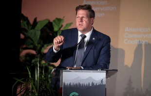 “There is a reason that countries across the world — from Sweden to Norway, France, and the United Kingdom — have taken steps to pause these procedures and policies,” said New Hampshire Gov. Chris Sununu. Credit: Gage Skidmore from Surprise, Arizona, United States of America, CC BY-SA 2.0, via Wikimedia Commons