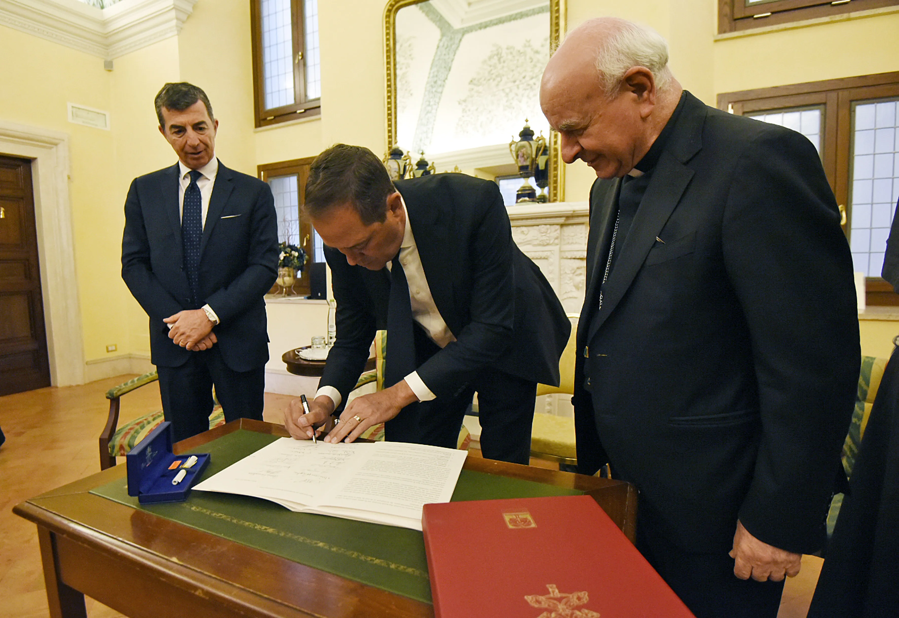 Chuck Robbins, the chief executive of the multinational digital communications conglomerate Cisco, signs the Rome Call for AI Ethics, a document by the Pontifical Academy for Life, on April 24, 2024, at the Vatican.?w=200&h=150