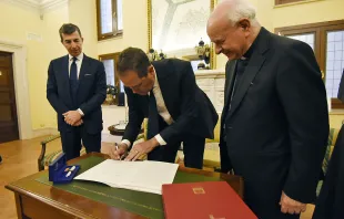 Chuck Robbins, the chief executive of the multinational digital communications conglomerate Cisco, signs the Rome Call for AI Ethics, a document by the Pontifical Academy for Life, on April 24, 2024, at the Vatican. Credit: Vatican Media