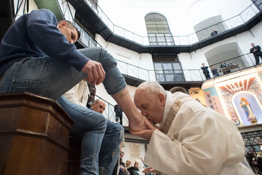 Pope Francis kisses prisoners’ feet at Rome’s Regina Coeli Prison. March 29, 2018.?w=200&h=150