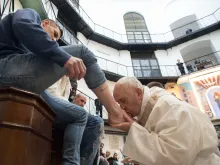 Pope Francis kisses prisoners’ feet at Rome’s Regina Coeli Prison. March 29, 2018.