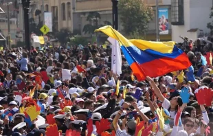 A crowd of Colombians in Bogotá greets Pope Francis during his trip to the country in 2017. Credit: David Ramos / ACI Press