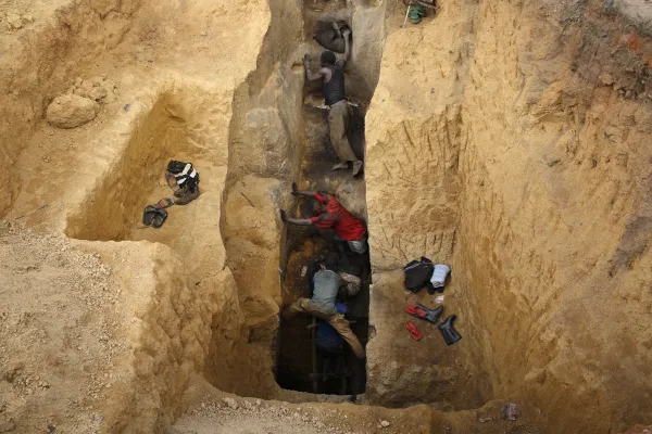 Men ascend from a pit in a cobalt mine where about 4,000 artisan miners dig on December 13, 2005 in Ruashi mine about 20 kilometers outside Lubumbashi, Congo, DRC. Some children as young as eight work in the mine under dangerous conditions. Per-Anders Pettersson/Getty Images