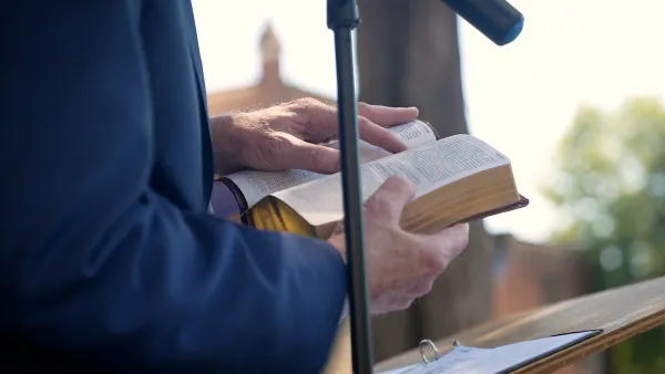 Studenti, nastavno osoblje, redovnici i osoblje koledža Belmont Abbey sudjelovali su u svom prvom događaju čitanja Biblije „Od korice do korice” koji je trajao od 8. do 12. travnja 2024. Zasluge: Nicholas Willey