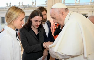 Pope Francis meets Kateryna Prokopenko and Yulya Fedosiuk in St. Peter’s Square on May 11, 2022. Vatican Media.