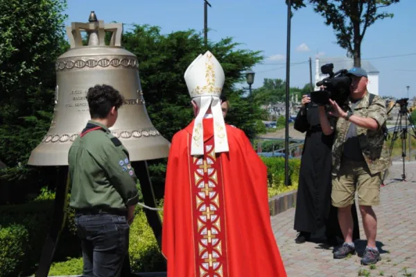 Bishop Jan Wątrobya of Rzeszów with the bell known as the ‘Voice of the Unborn’ in Kolbuszowa, Poland. / Justyna Grzyb, Fundacja Życiu Tak.