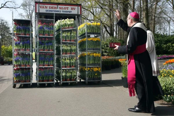 Bishop Hans van den Hende blesses the flowers destined for the Vatican on April 12, 2022. Ramon Mangold/Diocese of Rotterdam.