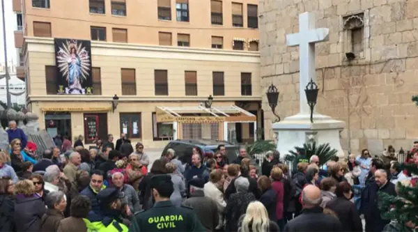 Protesters prevented them from removing the cross in Callosa de Segura, Spain, in December 2016. Credit: AEAC