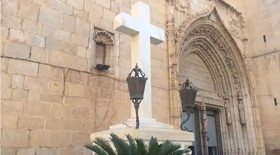 Cross in the square of the church of San Martín, in Callosa de Segura, Spain.?w=200&h=150