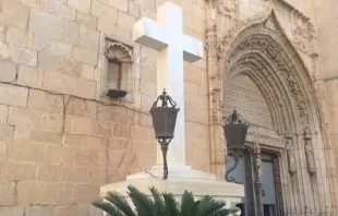 Cross in the square of the church of San Martín, in Callosa de Segura, Spain. Credit: Citizen Platform in Defense of the Cross