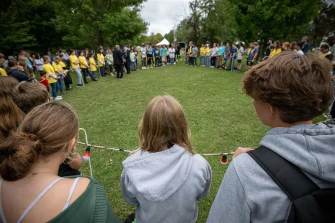 Youth praying rosary at youth rally in Maryland