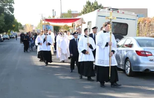 Hundreds of people processed with the Eucharist around a Denver abortion clinic during a 40 Days for Life event on Oct. 3, 2021. CNA