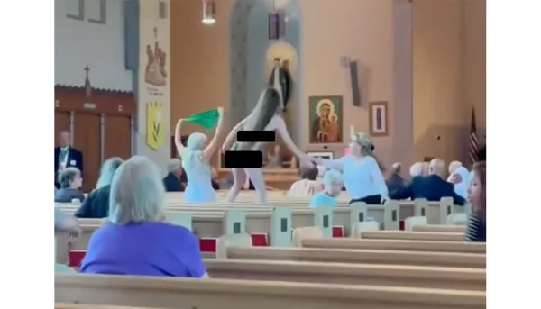 Se muestra a activistas a favor del aborto interrumpiendo una misa en la parroquia St. Veronica en Eastpointe, Michigan.  Tres mujeres fueron escoltadas fuera de la iglesia.  Un video dice que el incidente ocurrió el 12 de junio de 2022. Captura de pantalla del video de TikTok