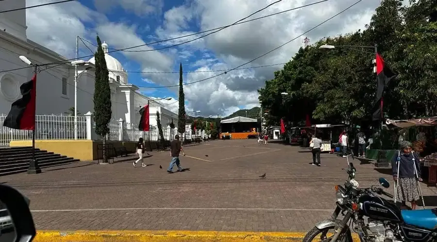 The flags of the Sandinista dictatorship in front of the Matagalpa Cathedral.?w=200&h=150