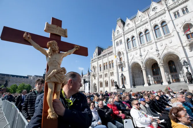 Pope Francis Hungary Mass crucifix