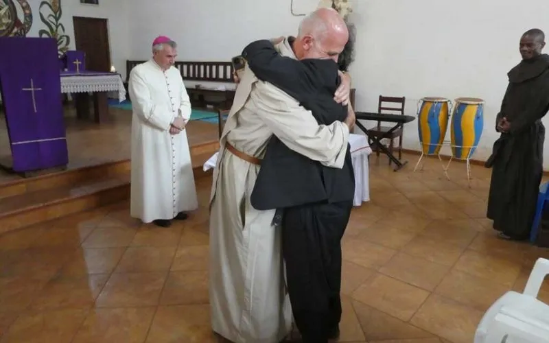 Monsinjor Aurelio Gazzera, novoimenovani izabrani biskup koadjutor od Bangassoua, grli biskupa Juana Joséa Aguirrea.  Zasluge: ACN