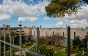 The private garden of the Armenian patriarch of Jerusalem seen from above. The property is close to the Cows’ Garden and it is one of those threatened by the lease deal between the Armenian Patriarchate and the real estate company Xana Gardens. Credit: Marinella Bandini