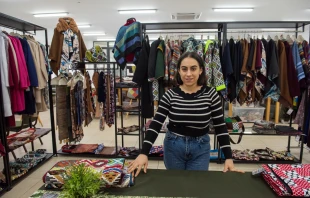 Woolen scarves produced at the Rafedìn tailoring workshop in Amman, Jordan. The workshop is hosted in the premises of the Latin parish of Mar Yousef and it provides employment for approximately 20 young Iraqi women who sought refuge in Jordan. Credit: Marinella Bandini