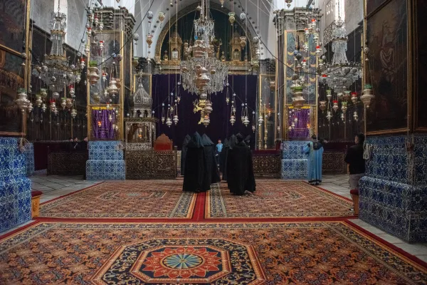 Armenski redovnici ispred glavnog oltara katedrale sv. Jakova u Jeruzalemu, prekriveni ljubičastom tkaninom.  