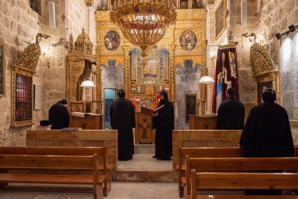 Trenutak molitve sirijskih pravoslavnih redovnika u samostanu svetog Marka u Jeruzalemu.  U nedjelju 17. ožujka, uoči korizme, „za vrijeme večernje molitve postoji trenutak kada prisutni međusobno izmjenjuju oproste.  To je trenutak pročišćenja prije početka korizme”, objasnio je Dayroyo (otac) Boulus Khano za CNA.  On je na slici i drži knjigu.  Zasluge: Marinella Bandini
