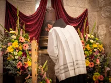 On Holy Wednesday, the friars of the Custody of the Holy Land venerated the column to which, according to tradition, Jesus was bound to be scourged. They prayed the station dedicated to the column during the daily procession that the Franciscans perform inside the Basilica of the Holy Sepulcher. At the end, they intoned the hymn “Columna Nobilis” and then, one by one, they performed an act of veneration. March 27, 2024.