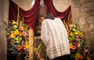 On Holy Wednesday, the friars of the Custody of the Holy Land venerated the column to which, according to tradition, Jesus was bound to be scourged. They prayed the station dedicated to the column during the daily procession that the Franciscans perform inside the Basilica of the Holy Sepulcher. At the end, they intoned the hymn “Columna Nobilis” and then, one by one, they performed an act of veneration. March 27, 2024. Credit: Marinella Bandini