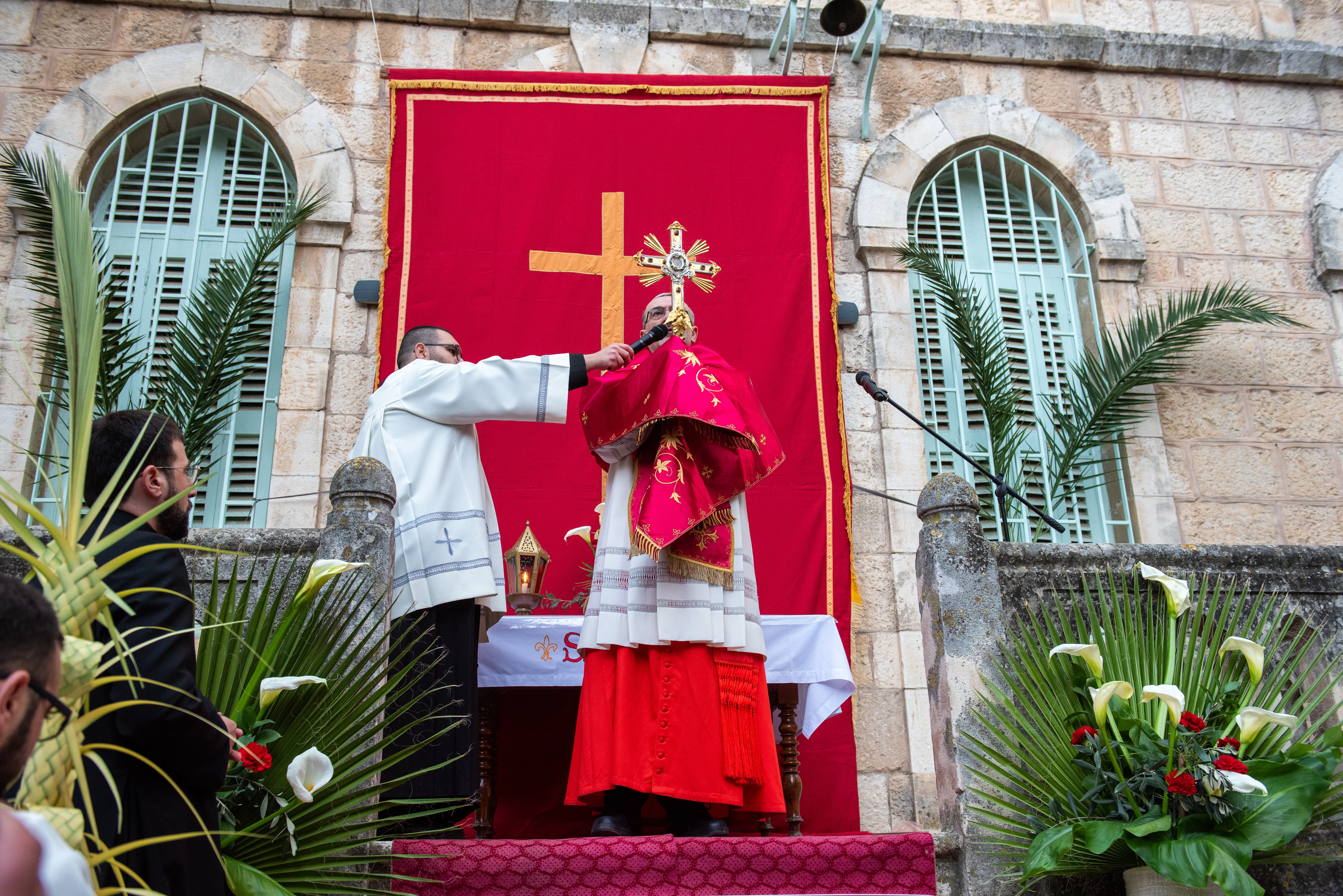 Cardinal Pierbattista Pizzaballa, the Latin Patriarch of Jerusalem, gives the final blessing with the relic of the holy cross at the end of the Palm Sunday procession from Bethphage to Jerusalem on March 24, 2024.?w=200&h=150