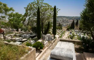 A view of the modern area of the Catholic cemetery located on the southern hillside of Mount Zion in April 2024. In the background are the buildings of the Arabic neighborhood of Abu Tor. Credit: Marinella Bandini