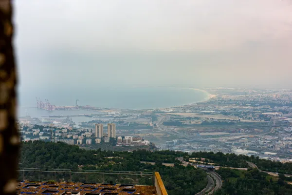 Pogled na zaljev Haifa i luku iz kampusa Sveučilišta u Haifi na planini Karmel, travanj 2024. Zasluge: Marinella Bandini