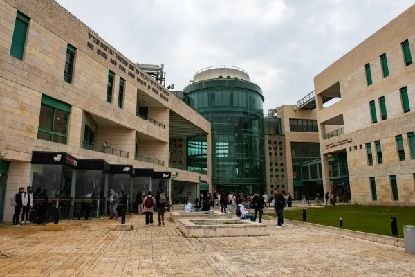 Sjedište Fakulteta društvenih znanosti u kompleksu Sveučilišta u Haifi u travnju 2024. Za vrijeme odmora studenti se okupljaju u rekreacijskim područjima.  Sveučilište u Haifi jedno je od najrazličitijih i najinkluzivnijih sveučilišta u Izraelu: 45% od 17 000 studenata dolazi iz arapskog društva, a 50% svih studenata prva je generacija visokog obrazovanja.  Zasluge: Marinella Bandini