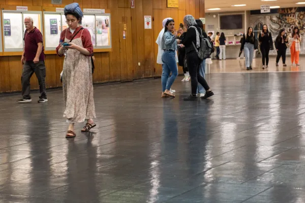 Ortodoksna židovska studentica hoda s muslimanskim studentima s maramama koje se vide u pozadini, zajedno s drugim studentima bez posebne vjerske odjeće u hodnicima Sveučilišta u Haifi.  U učionicama kampusa nalaze se Židovi, muslimani, Druzi i kršćani koji pripadaju 15-20 različitih vjerskih denominacija.  Zasluge: Marinella Bandini