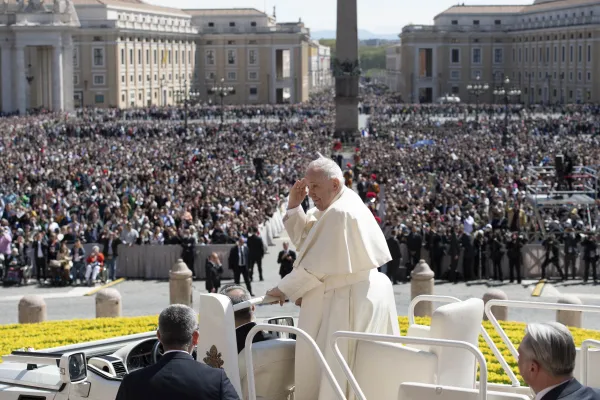 Pope Francis gives the Urbi et Orbi blessing for Easter 2022. Vatican News