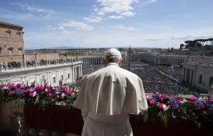 Pope Francis gives the Urbi et Orbi blessing for Easter 2022 Vatican News