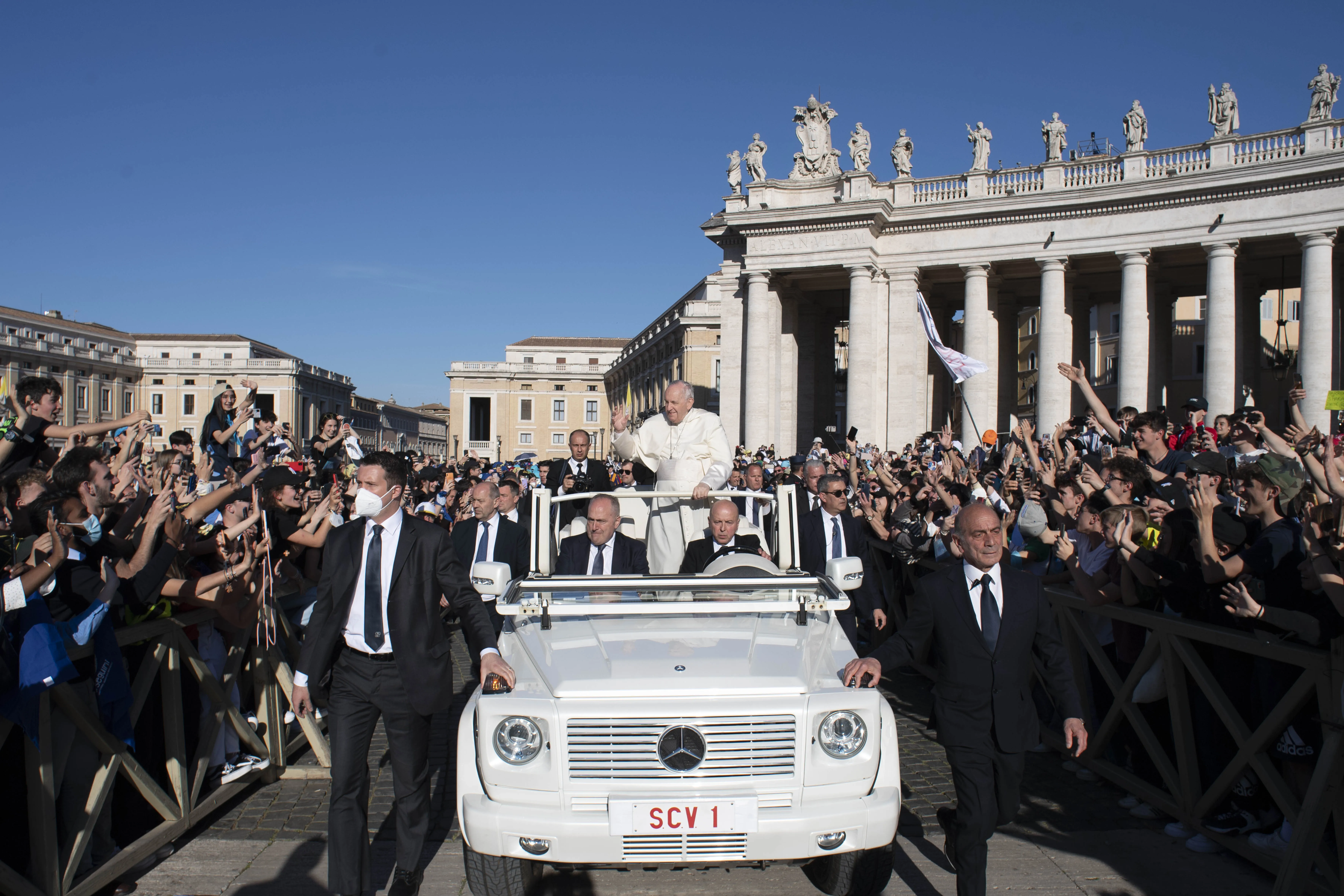 Pope Francis greets 80,000 teens on pilgrimage in St. Peter’s Square on April 18, 2022.?w=200&h=150
