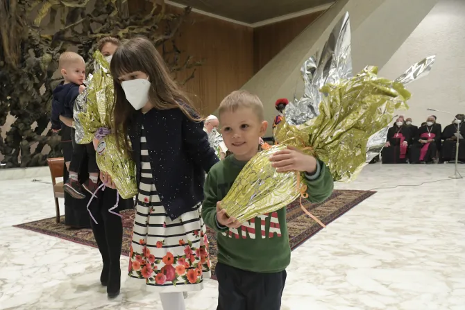 Ukrainian refugee children at the general audience on April 6, 2022