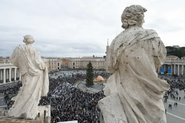 Pilgrims gathered for the Angelus prayer at St. Peter's Square, Dec. 8, 2022. Vatican News