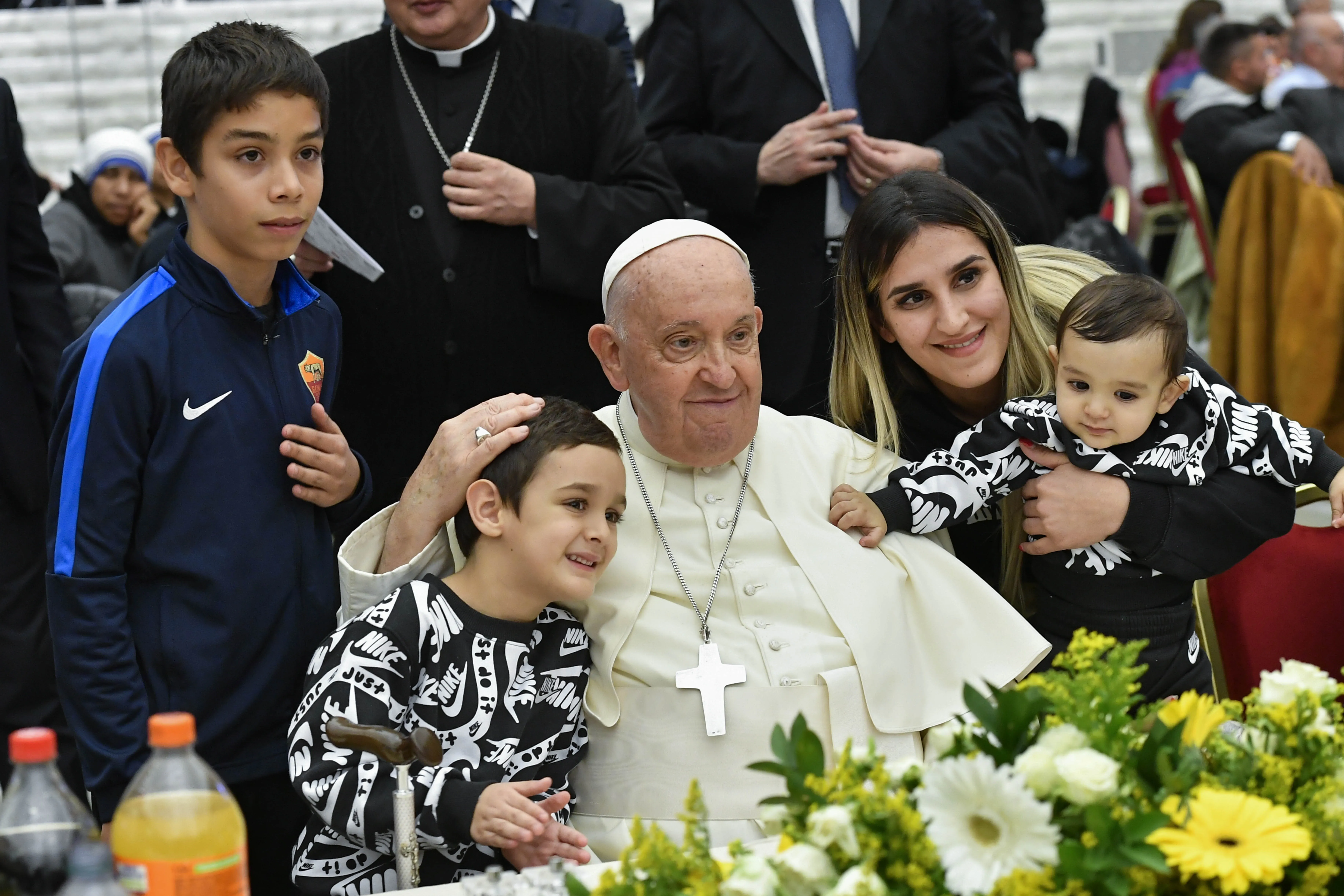 Pope Francis poses with a woman and three children during a lunch in the Vatican's Paul VI Hall for over 1,000 poor and economically disadvantaged people on Nov. 19, 2023.?w=200&h=150