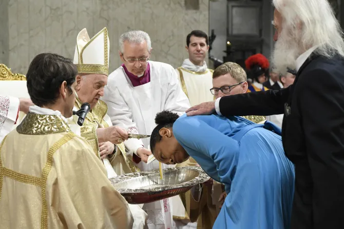 During the Easter Vigil Mass, Pope Francis baptized eight people from the United States of America, Nigeria, Albania, Italy, and Venezuela.